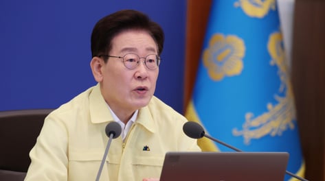 李대통령, 민주당 전당대회 다음날 "백해무익 정쟁보다 손 맞잡을 때"