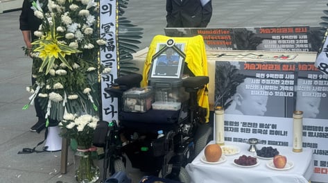 "가습기살균제 쓴 게 가장 큰 실수"…아버지 영정 앞에 선 아들의 눈물