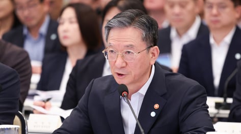 '李 39년지기' 정성호 사직서 제출…靑 "후속인사 때까지 역할 다해달라"