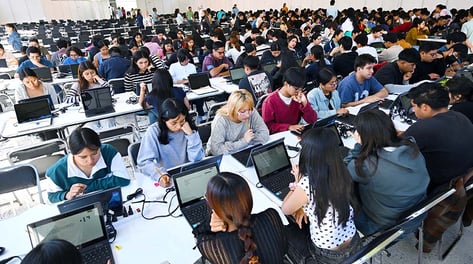 의대 입시 100점 이상이 무려 30%…'AI 커닝' 대형사고 난 이 나라