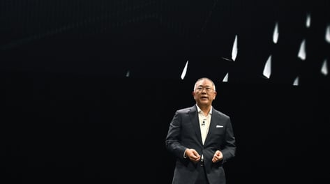정의선 자랑한 'GV90', 얼마나 럭셔리길래…"앞·뒷문 기둥조차 없다, 세계 최초"