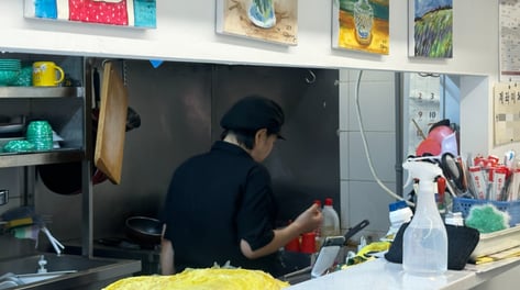 '4000원 김밥' 한 줄 팔면 겨우 500원 남는데..."비싸" 손님 발길도 뚝