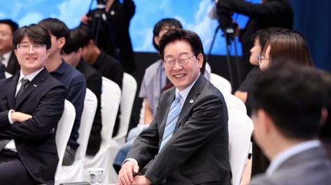 李대통령 지지율 34.8%, 10주만에 반등…민주 40.2%·국힘 38.5%