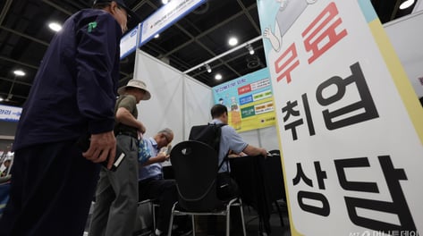 청년 '백수' 수두룩한데 고용 늘었다?…208만 '공공일자리'가 부른 착시