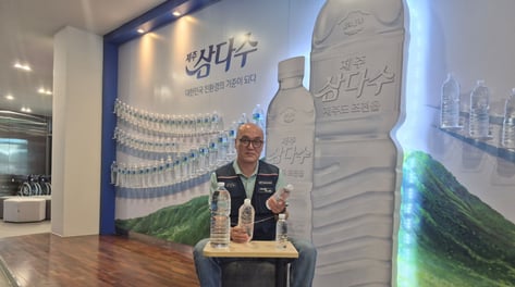 "한라산 품은 삼다수병, 세상에서 가장 깨끗한 '친환경'을 담았습니다"