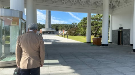 "엎드려" 전우의 마지막 한마디...은인 찾아온 백발의 참전용사