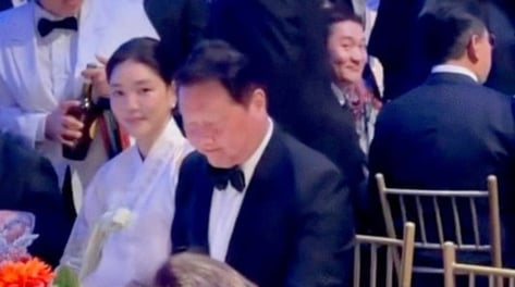 한복 입은 김희영, 최태원과 뉴욕서 나란히…재산분할 후 첫 동행