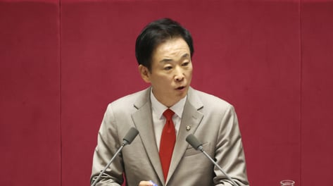 딸 근혜에 쓴 '박정희 편지' 공개...유영하 "암살자(들) 상영 중단해야"