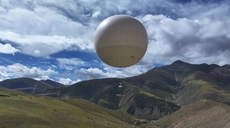 길 없으면 하늘로…中, 4000m 산맥에 '2톤' 건설 자재 '둥둥'