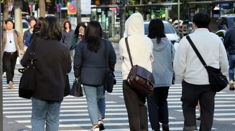 "반팔 입고 나왔다가 깜짝"…아침기온 10도로 '뚝' 목도리·패딩 등장
