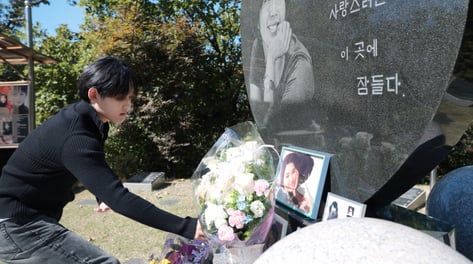 故최진실 18주기…아들 환희, 팬들과 함께 묘소에