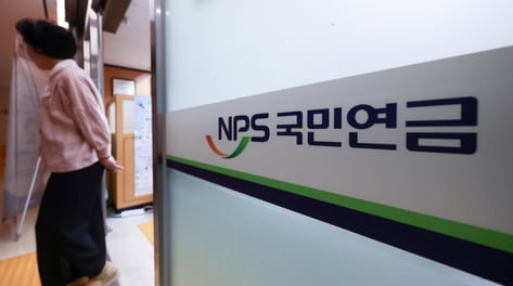 삼전 8000억 팔고 하닉 1.6조 샀다…국민연금 선택은