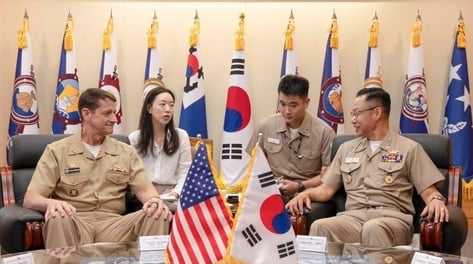 '3성 장군' 옆 익숙한 얼굴...통역장교, '이재용 장남'이었다