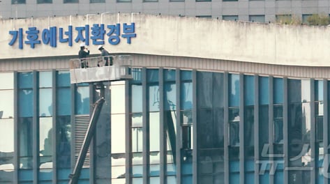 [단독]태양광 규제 풀었는데 지자체는 그대로…229곳 중 92곳 '200m' 넘겼다