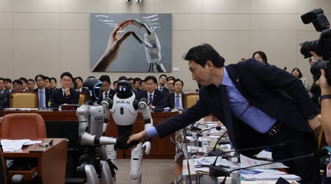 "6조 퍼부었다" 국감장 들어온 중국산 로봇...의원 손잡고 "안녕하세요"