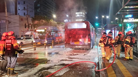 불난 버스는 폐차 앞둔 11년 차…서울 버스 4대 중 1대는 '노후차'
