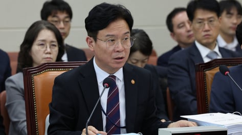 노동장관 "포괄임금 금지·정년연장 연내 법안 처리…주 52시간 예외 신중해야"