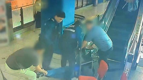 우산·의자 바리게이트로 흉기난동범 막았다…용감한 시민들 포상 검토