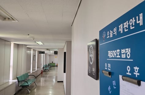 '강남역 여자친구 살인' 피해자 가족은 슬퍼할 겨를도 없었다[법정블루스] 썸네일