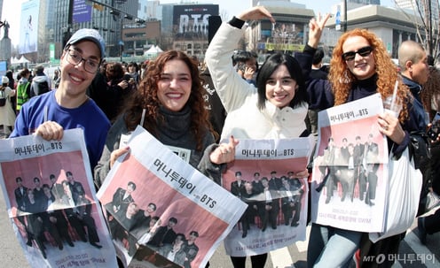 [사진]아미 사로잡은 '머니투데이 with BTS' 호외