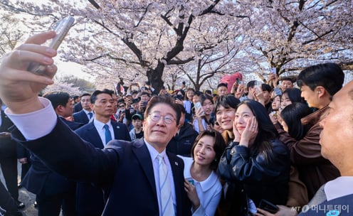 李 대통령 지지율 61.2%, 5주 만에 하락…민주 49.9%·31.3%