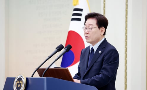 李대통령 지지율 43.3% '최저치'…"세제개편·형소법 개정 논란 여파"