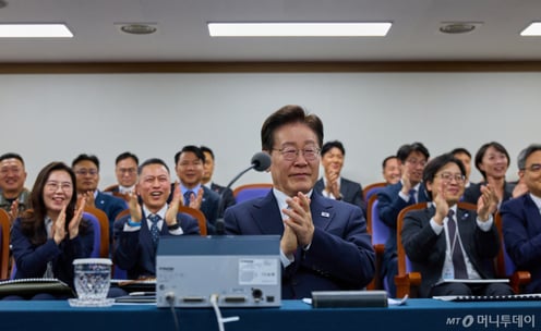 이 대통령 지지율 35.2%...민주 35.5%·국민의힘 41.3% '역전'