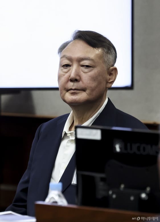 윤석열 측 "식사 거르면 실명 위험"…내란 재판 16회 연속 불출석 썸네일