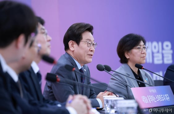 [속보]이재명 대통령 "대구에 안경업체 많다고 해…대구서 생산한 것 쓰시라" 썸네일