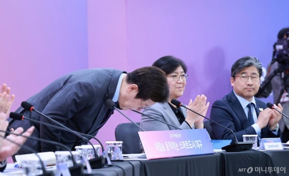 [속보]이재명 대통령, 대구 찾아 "박정희 전 대통령, 산업화 큰 업적…새 시대, 새 정책으로" 썸네일