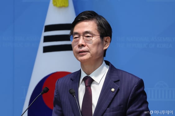 조경태 "민주당, 내로남불·위선정당"…'탄핵 반대' 박덕흠 선출 비판 썸네일