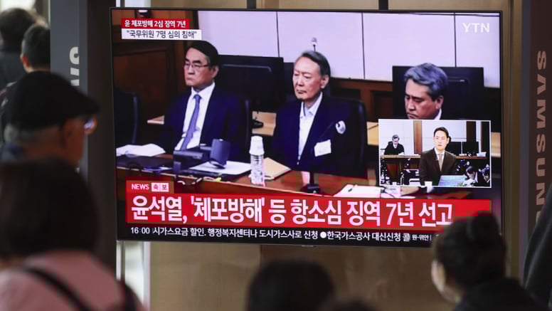 윤석열 전 대통령, 2심 징역 7년 나오자 변호인에 "너무 실망하지 말라"