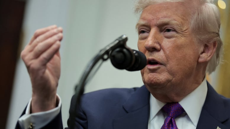 트럼프 "두 번째 항공모함 곧 중동으로…이란 정권교체는 최선의 일"