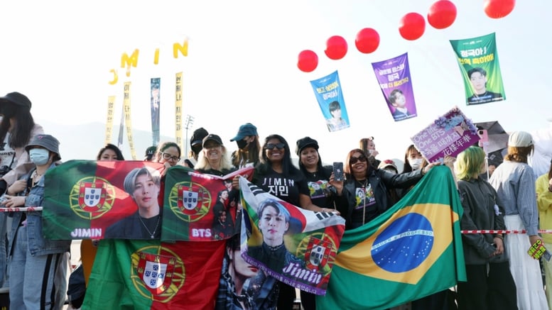 "광화문서 노숙하실 분"...숙박료 5배 쑥, BTS 팬들 '명당 선점' 밤샌다