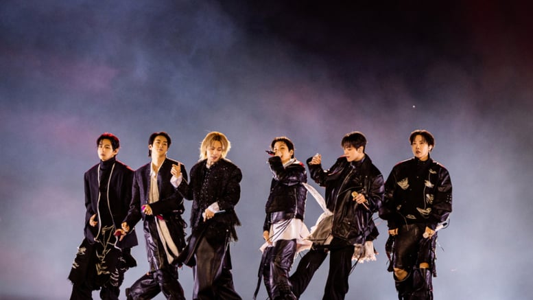 BTS 불러놓고 "북한에서 왔냐"...美 토크쇼 '인종차별' 논란, 결국