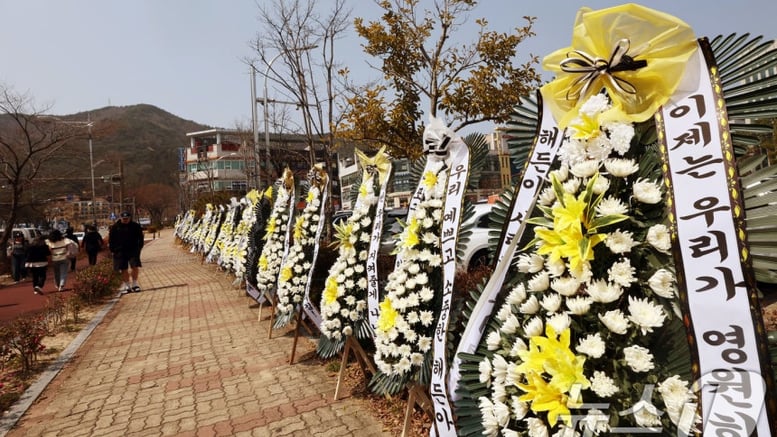 부모 손에 숨진 4개월 아기, 시민들 눈물 배웅…법원에 300m 화환행렬