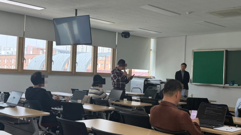 "어렵지만 재밌어" 독수리 타법으로 한땀한땀…AI 배우는 중장년