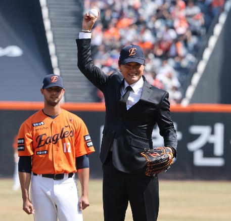 프로야구 개막 시구 나선 박찬호…검은 정장에 넥타이 '눈길'