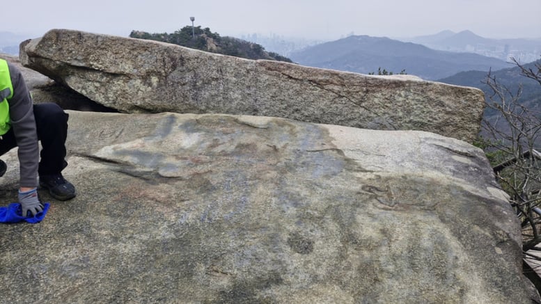[단독] "운빨 없다, 메롱" 관악산 '낙서'...관악구청, 경찰에 수사 의뢰