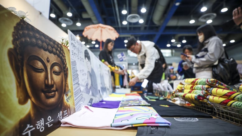 불경 티셔츠·반야심경 DJ파티… MZ 사로잡은 '힙불교'