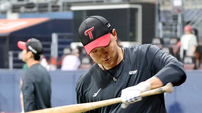 [포토]'한손이면 충분하지!' 키움전 타격훈련하는 이재원