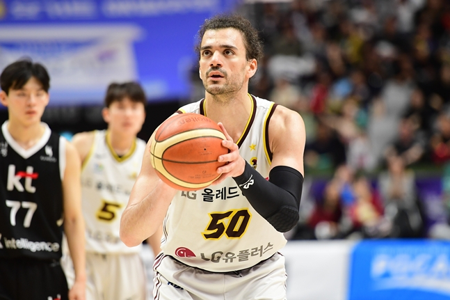 '1쿼터 17-0 런' 창원 LG, 2013-2014시즌 이어 12년 만에 정규리그 우승! 수원 KT 27점차 완파