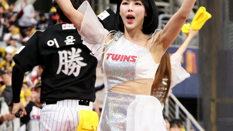 [포토]'자꾸 공중부양이~~' LG 치어리더 차영현