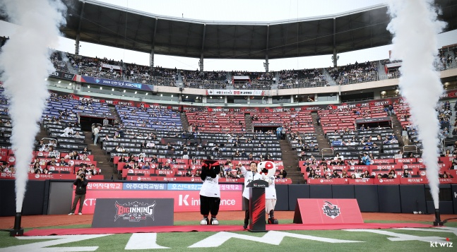 '내 좌석 한눈에! 내 응원문구 선수도 본다' 수원KT위즈파크, AI 입히고 가족 친화 테마 파크로 새 단장 [수원 현장]