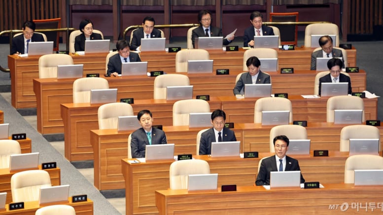 구윤철 "중동 전쟁, 생각보다 더 장기화"…박홍근 "방파제 추경"