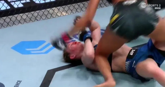 '살인적인 KO' 여성 격투기 스타 아찔한 기절 사건 "역대급 니킥→무자비 펀치 쏟아졌다면..." 목숨 진짜 위태로웠다