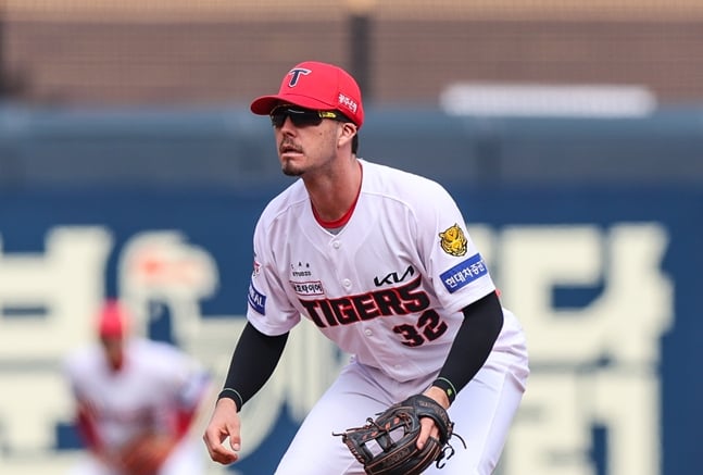 '아, 거기서 왜!' 무난한 병살 종료가 아웃 카운트 하나에 그쳤다→데일 아쉬운 판단 '참사'로 이어지다