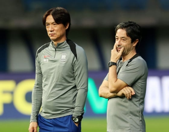 "또 외국인 코치 자르겠네" 日, 홍명보 '얼굴마담 설'에 일침... 아로소 인터뷰 논란에 "전술 담당 인재 소중히 여겨야"