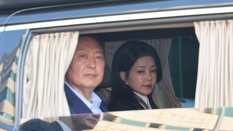 경찰, '캣타워 횡령 의혹' 尹 부부 수사 중지…재수사 예정