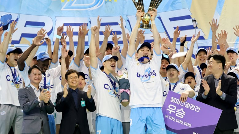 [포토]'우승트로피 들어올린' MVP 정지석